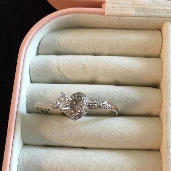 NWT 💍 white gold plated CZ 💍 ring size 7 - Picture 4 of 5